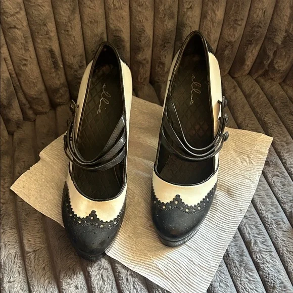 Ellie Elegant Black and White Pinup Heels - Picture 6 of 6